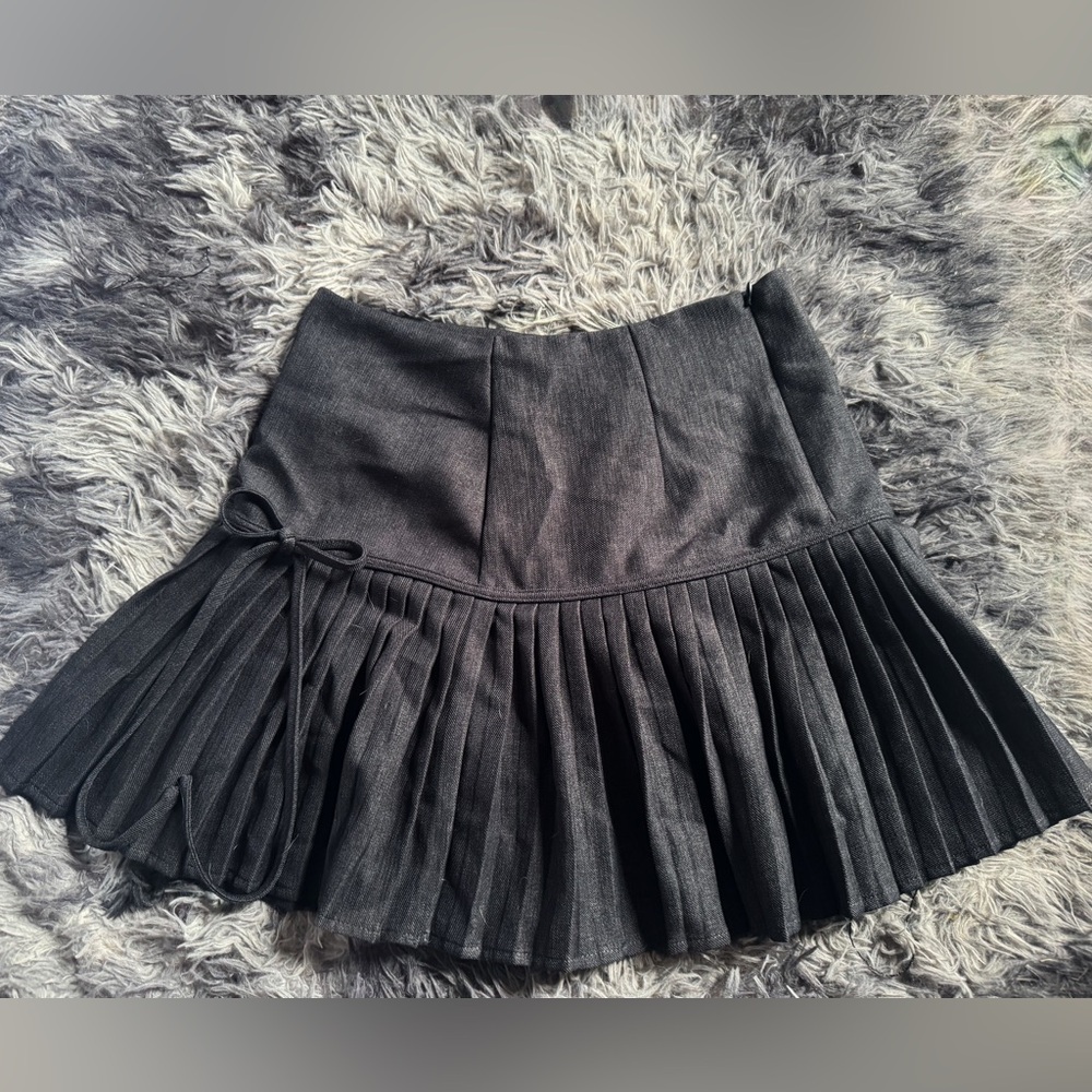 High-Waist Pleated Mini Skirt - Black